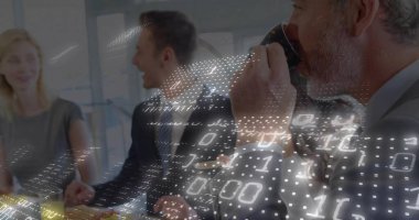 Gri sakallı, takım elbiseli, elinde kupayla konferans odasında içen, ikili kodlu bir adam. Teknoloji, takım çalışması, yenilik, şirket, iletişim, dijital, üretkenlik