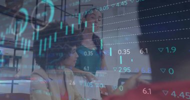 Yazılı raporu ve tableti, cam toplantı odasında stok çizelgeleriyle birlikte gözden geçiriyorlar. İş, analitik, veri, finans, takım çalışması, kurumsal, modern