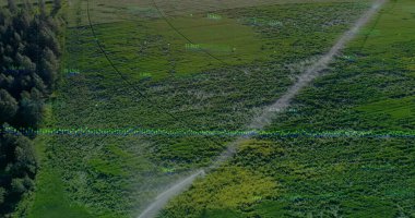 Çiftlikteki yeşil alanda su püskürtme yayı üzerinde veri işaretleri, çizgiler ve ağaç sınırı var. Tarım, kesinlik, teknoloji, sürdürülebilirlik, kırsal, drone, manzara