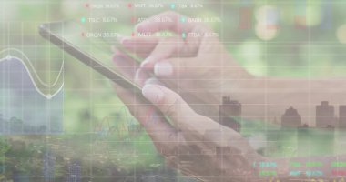 Profesyonel eller, üst üste dizilmiş grafikler ve ufuk çizgisi ile şehir finans arayüzünde dokunmatik ekrana dokunuyor. Teknoloji, finans, veri, analitik, dijital, iş, modern