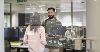 İki meslektaş açık ofiste dönüşümlü çizelgeleri inceliyor. Monitörler ve günlük kıyafetlerle. İş, takım çalışması, veri görselleştirme, işbirliği, kurumsal, modern, analitik