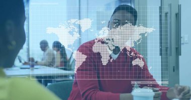 Konferans masasında kahve fincanı ve harita kaplamalı kırmızı kazaklı adam hakkında konuşmak. İşbirliği, takım çalışması, iş, strateji, iletişim, yenilik, modern