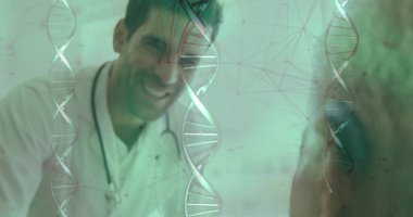 Steteskopla beyaz önlüklü doktor muayene odasındaki hastayla DNA grafiklerini tartışıyor. Sağlık, tanı, profesyonellik, yenilik, hasta bakımı, teknoloji, tıp