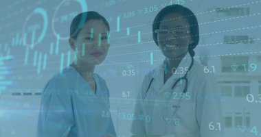 Klinikte steteskop, mavi önlük ve önlükle veri tablolarına bakan iki kadın doktor var. Sağlık, teknoloji, işbirliği, profesyonellik, yenilik, tanı, tıbbi