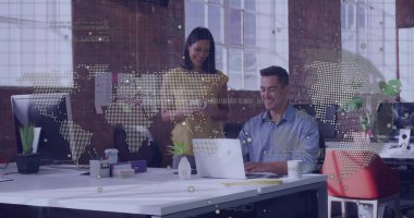 İşbirliği yapan çalışanlar dizüstü bilgisayar ve tablet üzerinde aynı anda birden fazla iş kıyafeti giyiyorlar ve harita örtüsü var. İşbirliği, takım çalışması, modern çalışma alanı, dijital teknoloji, üretkenlik