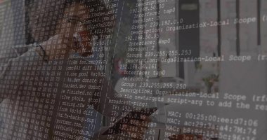 Masadaki kod kaplamalı, kulaklık takan, kopyalayan profesyoneller tarafından ağ yapılandırma hatası. Teknoloji, siber güvenlik, veri, yazılım, çalışma alanı, modern, yenilikçi