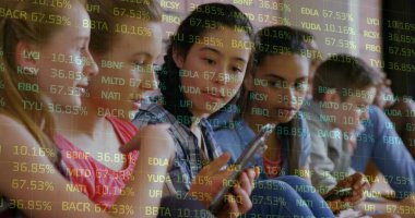 Elinde akıllı telefonlar, okul koridorunda birbiriyle göz göze gelen altı öğrenci var. Teknoloji, gençlik, iletişim, dijital, eğitim, sosyal, modern