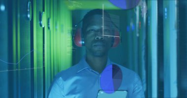 Sunucu koridorunda kırmızı kulaklık takan teknisyenleri kontrol ediyorum. Holografik çizelgeleri izliyorum. Teknoloji, veri, siber güvenlik, yenilik, dijital, ağ, altyapı