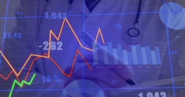 Stetoskop, kalem ve grafiklerle klinik masasındaki panoya yazı yazmak. Tıbbi, sağlık, analiz, mali, teşhis, profesyonel, klinik