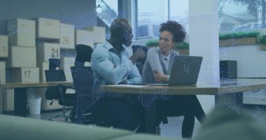 Ofis masasında, dizüstü bilgisayarda, dijital dünya haritasında iş kıyafetleri içinde çalışan profesyonelleri tartışıyorlar. İşbirliği, takım çalışması, modernlik, teknoloji, üretkenlik, şirket, çalışma alanı