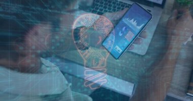 Bilgi işlem çalışanı elinde akıllı telefon ile masadaki veri tablolarını, dizüstü bilgisayarı dijital kaplamalı, kopyalama alanı tutuyor. Teknoloji, yenilik, veri analizi, dijital arayüz, profesyonel çalışma alanı, modern tasarım