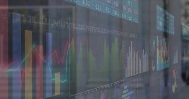 Ticaret ofisindeki cam panelde çubuk, çizgi ve turta grafikleri, kaydırma değerleriyle gösteriliyor. Finansal analiz, veri görselleştirme, teknoloji, profesyonel, yenilik, kurumsal, modern