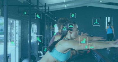 Kollarını uzatan, mavi spor sutyen ve tayt giyen spor salonunda çömelmiş spor ikonlarıyla. Spor, spor, güç, sağlık, motivasyon, eğitim, spor