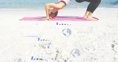 Yogi 'nin ellerini ve kafasını pembe paspasın üzerine dikmesi kalçalarını kaldırması plajda fitness gerilemesi yaratıyor. Fitness, sağlık, esneklik, açık hava, dinginlik, farkındalık, denge