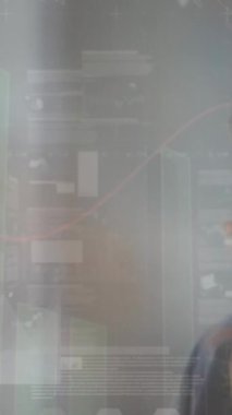 Grafiklerin ve ticaret kurulunun animasyonu, ofiste dijital tablette sörf yapan beyaz iş kadını. Dijital bileşik, çoklu pozlama, rapor, büyüme, borsa ve teknoloji kavramı.