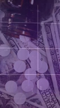 Dolarlar ve haplar üzerinden finansal veri işleme animasyonu. küresel finans, iş ve dijital arayüz kavramı dijital olarak oluşturulmuş video.