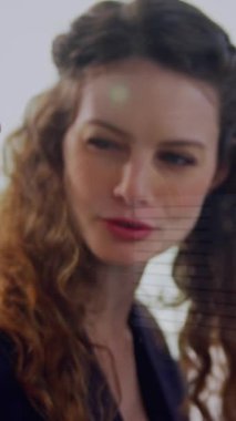 Ofiste tartışan iki farklı bayan meslektaşın istatistiksel veri işleme animasyonu. İş veri teknolojisi kavramı