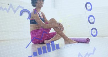 Şebeke çizelgesi ve animasyon sürüş fitness izleme arayüzü oluştururken dizdeki kadının gülümsemesini tutmak. Sağlık, sağlık, teknoloji, veri görselleştirme, motivasyon, egzersiz, fitness izleme