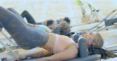 Ortaklar nefes alıyor, nefes veriyor, Pilates yenilikçilerinin kalçalarını köprüye kaldırıyor, ikili kaplama gösteriyor. Fitness, çift, egzersiz, modern, zarafet, uyum, aktivite