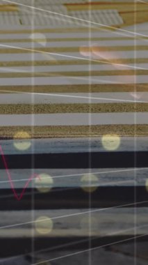 Karşıdan karşıya geçen adamın finansal veri işleme animasyonu. Küresel iş, finans, bilgisayar ve veri işleme kavramı dijital olarak oluşturulmuş video.