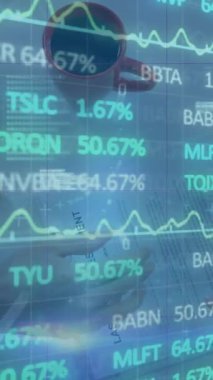 Ofiste çalışan iş adamının finansal veri işleme animasyonu. Küresel iş, finans, hesaplama, bağlantılar ve veri işleme kavramı dijital olarak oluşturulmuş video.