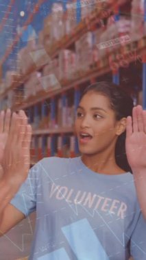 Üç farklı depo çalışanının finansal veri işleme animasyonu. küresel gönderim, dağıtım, iş, veri işleme ve teknoloji konsepti dijital olarak oluşturulmuş video.