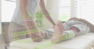 Terapist hasta bacağını kaldırıyor ve ayak bileğini hareket ettirmek için hareket ettiriyor. Rehabilitasyon, fizyoterapi, hareketlilik, gevşeme, sağlık, sağlık, tedavi