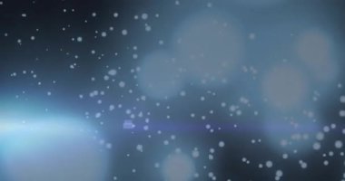 Derin mavi eğimli dolgu, sürüklenen parçacıklar, süpürülen mercek parlamaları, rahatlatıcı havaya dönüşen küreler. Dijital soyut, hareket grafikleri, fütüristik tasarım, teknoloji arka planı, görselleştirme, ortam