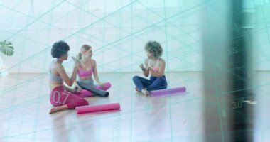 Üç kadın spor paspası açıyor, su yudumluyor, ağırlık kaldırıyor, ukalalık taslıyor. Fitness, yoldaşlık, sağlık, egzersiz, canlılık, motivasyon, spor