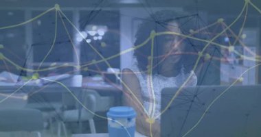 Dizüstü bilgisayarı açan kadın, analiz notlarını yazarken ekran veri ağı grafiğini güncelliyor. Veri, analiz, teknoloji, üretkenlik, yenilik, çalışma alanı, konsantrasyon