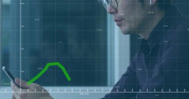Elinde telefon tutan adam yeşil hat çizelgesini başlatıyor ve pazar eğilimini izlerken kulaklık takıyor. Finans, veri analizi, yatırım, teknoloji, profesyonel, modern, odaklanma