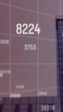 Değişen numaraların animasyonu ve yüksek binaya karşı istatistiksel veri işleme. Bilgisayar arayüzü ve iş veri teknolojisi kavramı