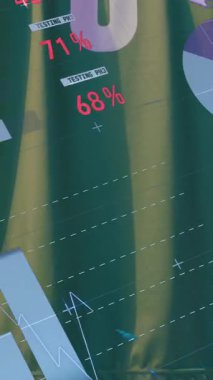 Beyazlı erkek futbolcu top tutarken arayüzdeki çizelge ve verilerin animasyonu. Dijital arayüz, veri, iletişim, rekabet ve spor dijital olarak oluşturulmuş video.