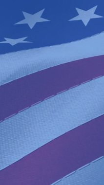 Amerikan bayrağı üzerinde kırmızı, beyaz ve mavi dairelerin animasyonu. Vatanseverlik, bağımsızlık ve kutlama konsepti dijital olarak oluşturulmuş video.