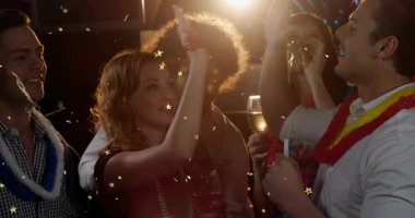 Arkadaşlarla barda parti kornasını kaldırıp konfetilerin düşmesine ve beşlik çakılmasına sebep olan kutlama. Şenlik, dostluk, sosyalleşme, neşe, gece hayatı, yoldaşlık, şenlik