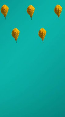 Mor arkaplandaki sonbahar sarı yapraklarının animasyonu. sonbahar, sonbahar, sezon, doğa, desen ve renk konsepti dijital olarak oluşturulmuş video.