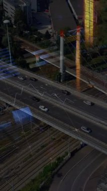 Şehir manzarası üzerinde finansal veri işleme animasyonu. Küresel finans, iş, bağlantılar, hesaplama ve veri işleme kavramı dijital olarak oluşturulmuş video.