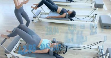 Eğitmen, pilates müşterilerinin çubuklara basmasını ve köprüleri yüzen veri rehberi olarak kullanmasını emrediyor. Spor, refah, egzersiz, güç, eğitim, uyum, teknoloji