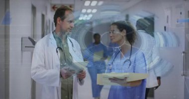 Doktor tableti hemşireye doğru çeviriyor, hastanedeki hasta verilerini holografik kaplamayla karşılaştırıyor. Tıbbi, işbirliği, klinik, geleceksel, sağlık, profesyonellik, dijital