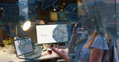 Teknoloji uzmanı akıllı telefonu kaldırıyor ve haritayı simgelerle örtüyor, veri akışını izliyor. Teknoloji, iletişim, veri görselleştirme, dijital, işbirliği, yenilik, analitik