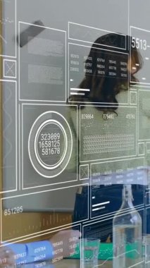 Ofisteki çeşitli iş adamlarıyla ilgili veri işleme ekranlarının animasyonu. Küresel iş, finans, bağlantılar, hesaplama ve veri işleme kavramı dijital olarak oluşturulmuş video.