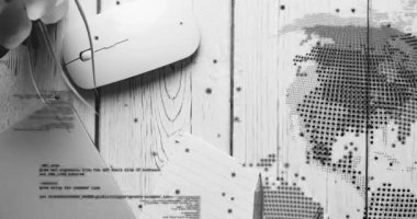 Masaüstünde maddeleşen veri noktaları dönen üç boyutlu kürede birleşerek küresel veri kalıplarını görselleştiriyor. Dijital, teknoloji, görselleştirme, geleceksel, arayüz, veri, analitik