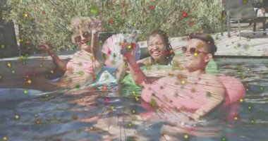 Üç arkadaş bilardoda kadeh kaldırırken, konfeti parlıyor ve pazarlama için yudumluyor. Tatil, eğlence, kutlama, su, yaz, rahatlama, şenlik