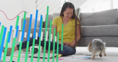 Animasyon teknolojisi çubuklarını incelerken notları sıralayan ve köpek besleyen bir kadın. Yurt içi, çalışma alanı, veri, görselleştirme, evcil hayvan, gündelik, yaşam tarzı