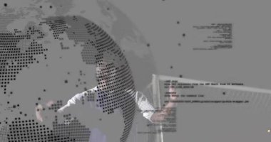 Takip eden küresel dönüşüm ve kod, teknolojiyi gösteren hedef çerçevesi yakınında kollarını kaldıran bir oyuncunun üzerini örtüyor. Sporcu, yenilik, dijital, rekabet, modern, dinamik, fütürist