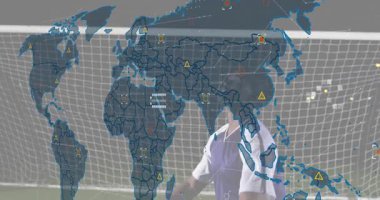 Kaleci, harita darbelerini üst üste koyarken yaklaşan futbol topunu kaleye yakın tutarak tutuş ayarlaması yapıyor. Sporcu, spor, dijital, küresel, ağ, teknoloji, eğitim