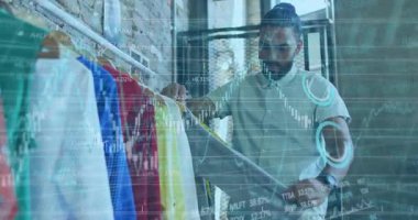 Moda tasarımcısı rafta gömlek seçiyor ve genişliği bant ile ölçüyor ve grafikleri karşılaştırıyor. Perakende, giyim, doğruluk, analitik, endüstri, işçilik, teftiş