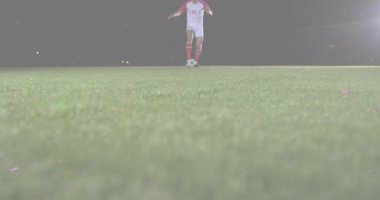 Futbolcu 14, yakılmış sahada top sürüyor. Çatışmadan kurtuluyor, savunmaya yardım ediyor. Atletik, rekabet, takım çalışması, çeviklik, yoğunluk, stadyum, dinamik