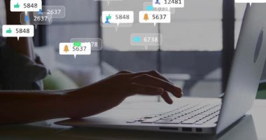 İş masasında elini klavyeye koyan kadın bilgilendirme baloncukları alıyor ve meyve suyunu yudumluyor. İşbirliği, üretkenlik, dijital, iletişim, modern, gündelik, katılım