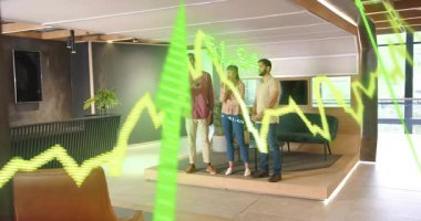 Üç iş adamı, veri toplamak için etrafa bakınıp el kol hareketi yapıyor. Finans, analitik, takım çalışması, modern, kurumsal, ilerleme, işbirliği